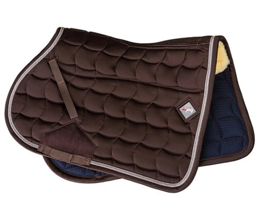This anatomically cut, breathable, and durable saddle pad features a quick-dry lining and provides cushioned protection for show jumping.