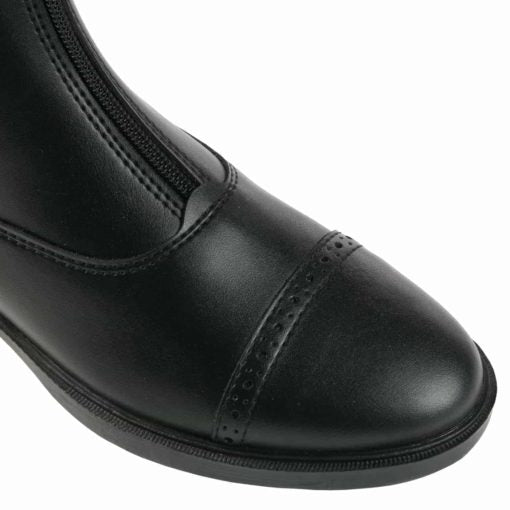 A black Horze Wexford Junior Jodhpur boot with a front zip.
Horze.
Available at Nice Equestrian Wukair Doha Qatar